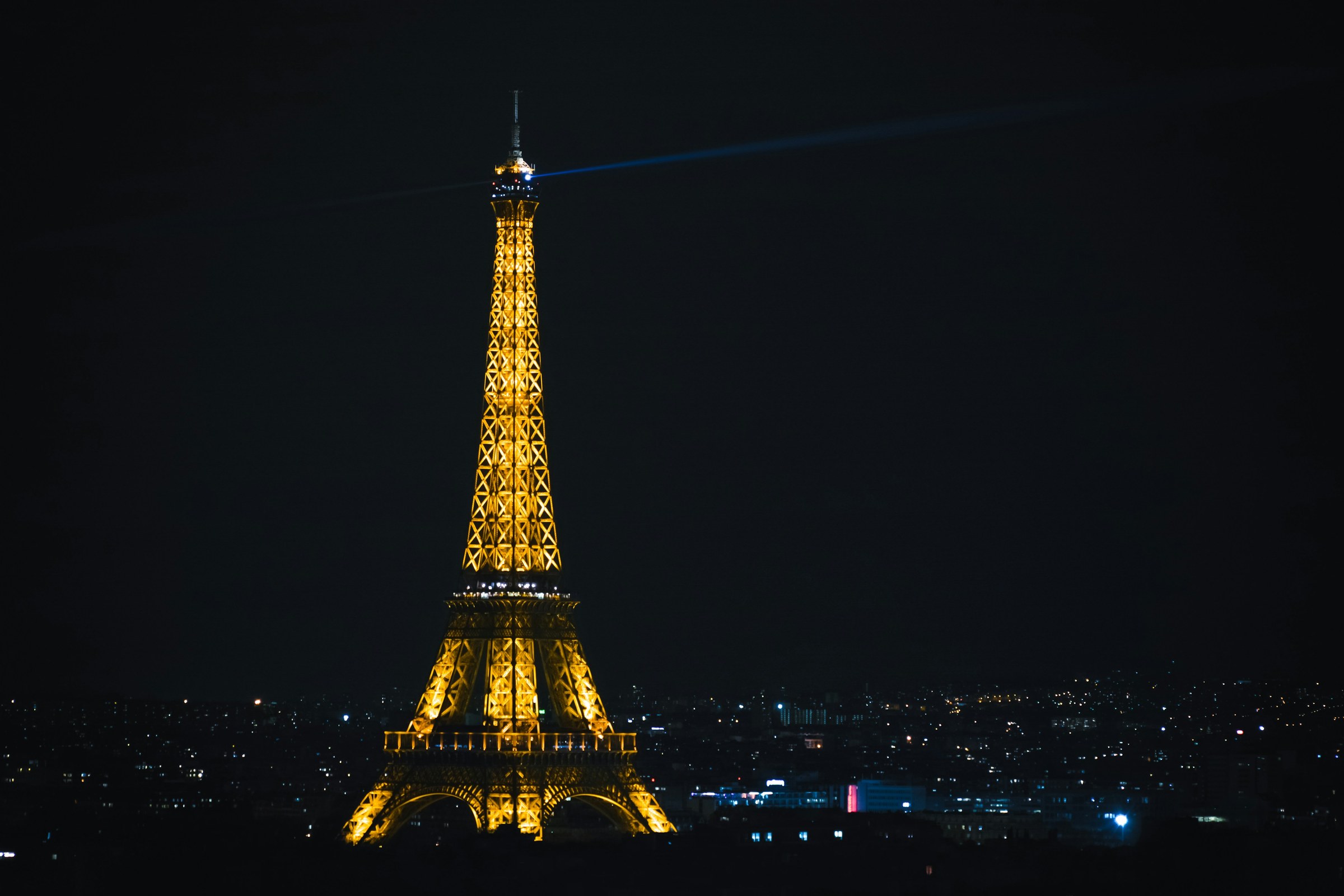 Torre Eiffel iluminada em Paris à noite
